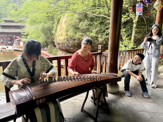 通道：“民乐”快闪游客青睐
