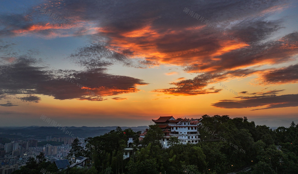雨后初霁   郴州市   苏仙岭  景区  瑰丽的晚霞   郴州市  苏仙岭  “ 福地”     游客  视觉盛宴  玫瑰紫  山水画卷