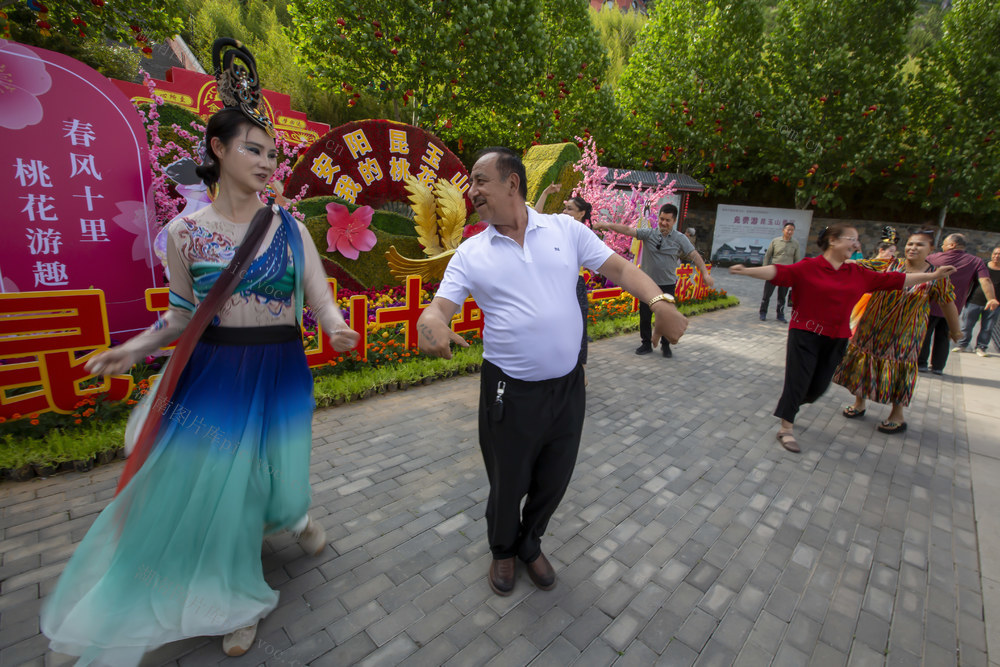 五一小长假，昆玉山景区，新疆游客，民族舞，讲解员，长春观，研学游，非遗活动 