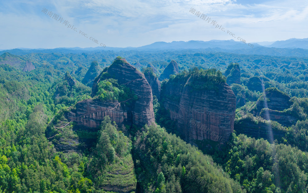 丹霞地貌 山峰 绿色 森林 植被 自然风光 地质奇观 地貌景观 远景 航拍 山峦叠嶂 生态环境 自然 风景名胜 绿色生态  旅游  万佛山 丹霞山 万佛山丹霞 风光 风景 青山 山川 地形 树林 万佛山景区 旅游目的地 旅行 湖南通道 通道万佛山