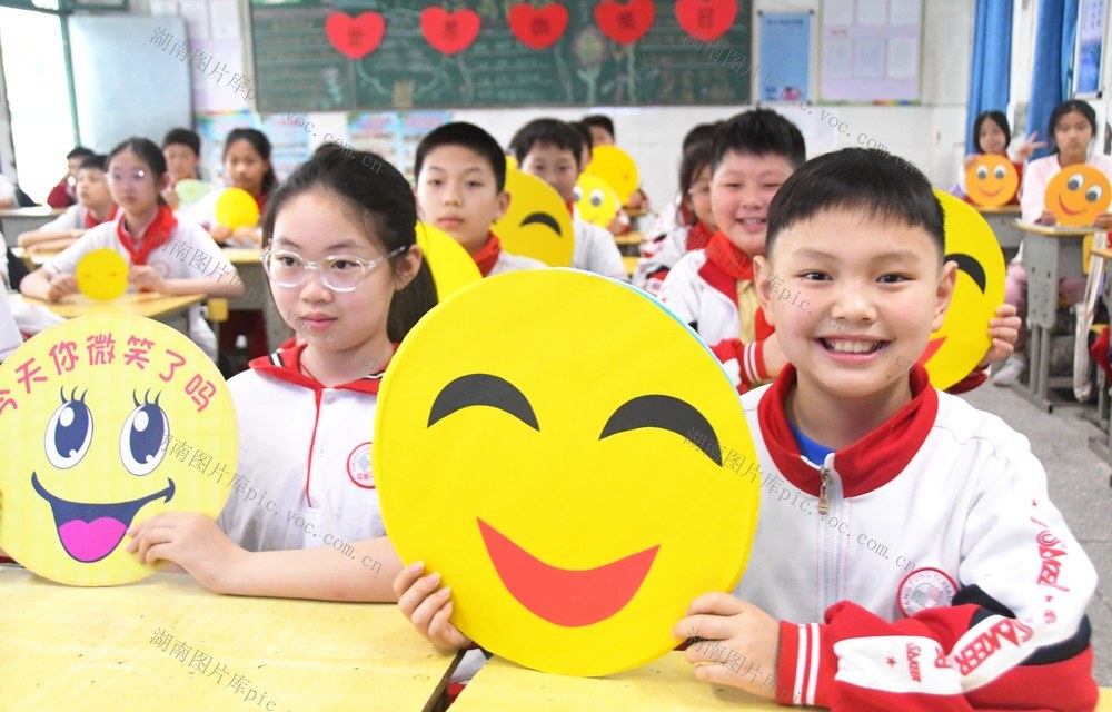 微笑日  传温情