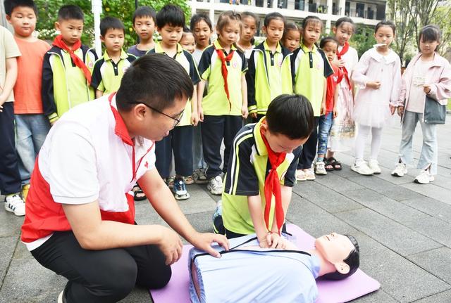 急救教育进校园 播撒安全种子