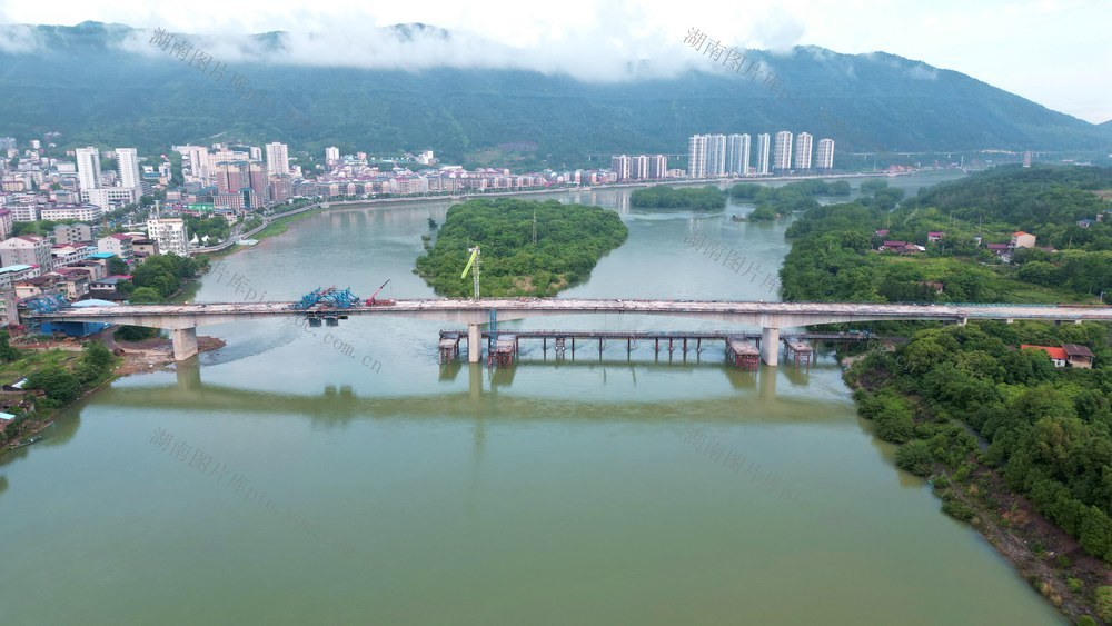 双牌潇水二桥桥体主跨已合龙
