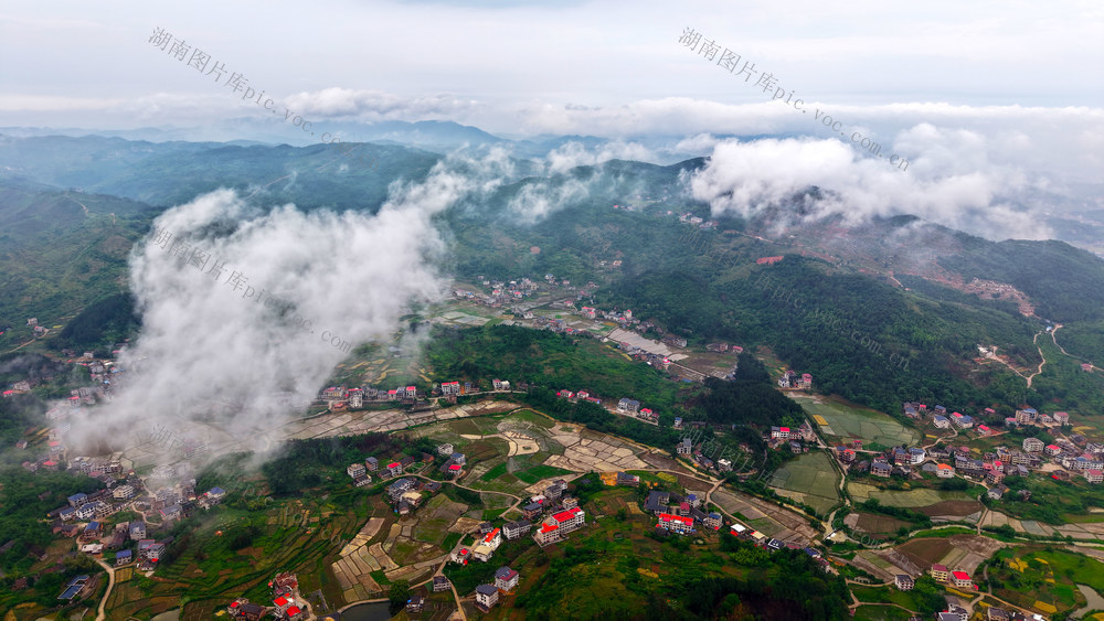雨后 乡村 如画  村庄  云雾