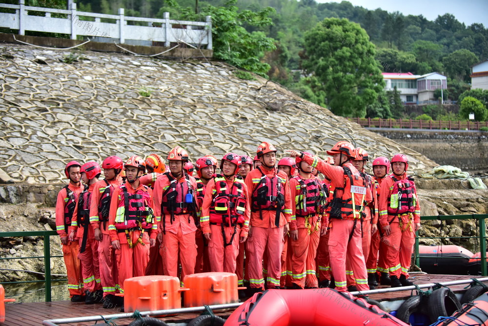 娄底市消防救援队  开展水域救援实战演练   锤炼汛期应急硬本领