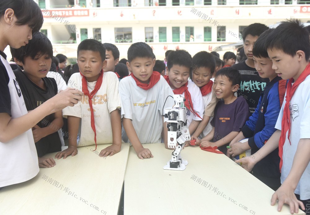 科普  宣传  学生  未成年人  大蓬车  科技  素质  5月8日，蓝山县新圩镇新圩学校，孩子们在体验科普设施设备。