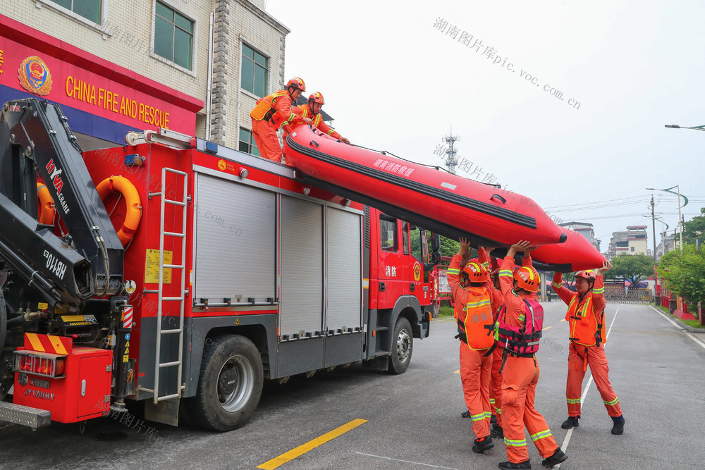 防汛  预警  极端  暴雨  灾害  救援  备勤