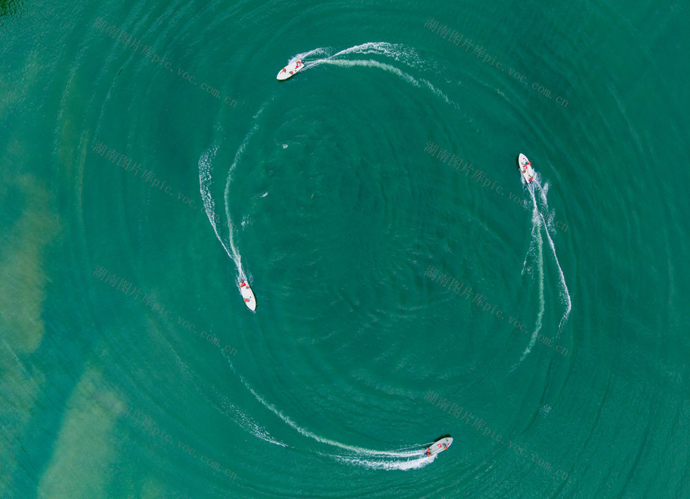 湖面 巡逻船 安全巡查 水上安全 救援 救生衣 船只 水上交通 生态旅游 环境保护 安全保障 水域 湖泊 应急救援 自然风光 青山绿水 水上作业 安全意识 防汛演练 水上冲锋舟 水上救援 湖南怀化 怀化市防汛演练 洪江市防汛演练 冲锋舟 水上项目 水上运动 快艇 合作 团队 