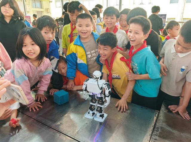 科普  兴趣 大篷车  学习  科学  素养  青少年  校园  双减