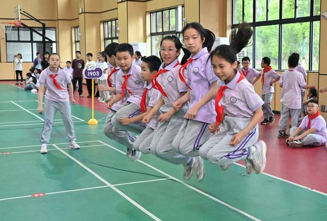 体育活动  跳绳 小学教育