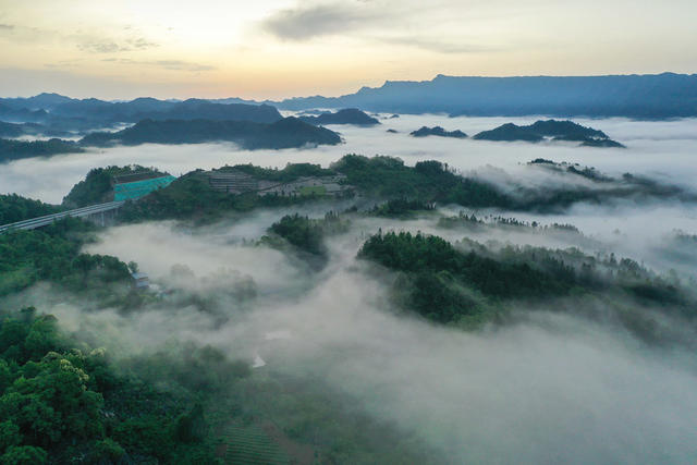 湖南 龙山 晨曦 云雾 山峦 水墨 山村