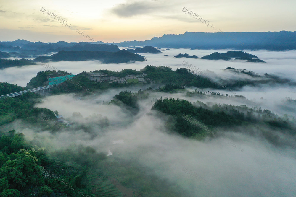 湖南 龙山 晨曦 云雾 山峦 水墨 山村