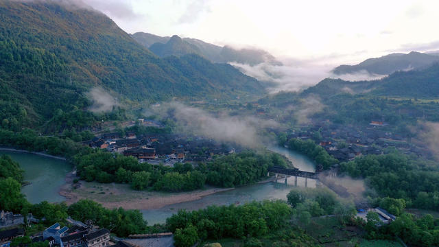 生态、晨雾、土家山寨