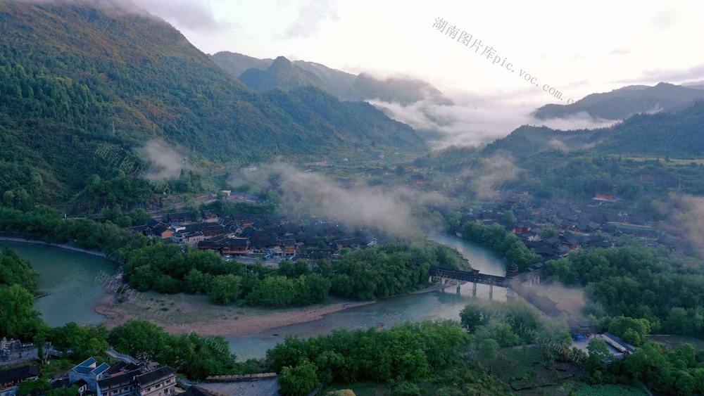 生态、晨雾、土家山寨