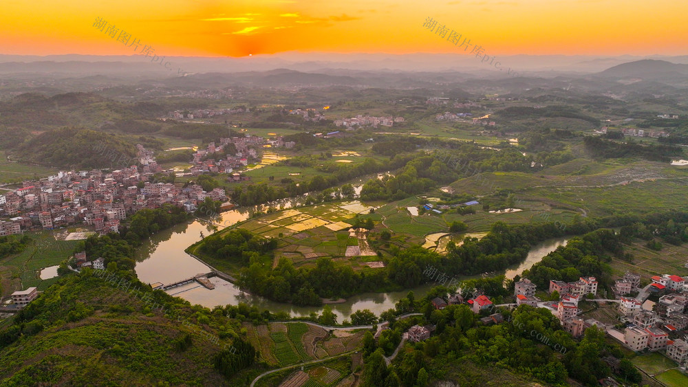 晚霞  映照  乡村  如画  舂陵河