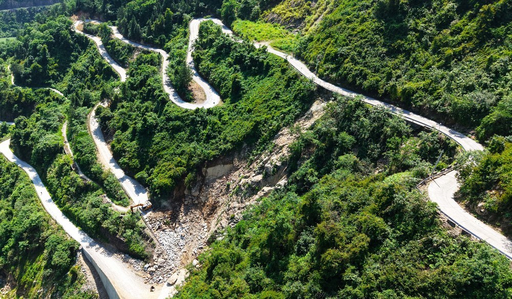 抢修  盘山公路  塌方  保畅通