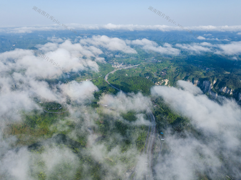 包（头）茂（名）高速 幸福村 路畅景美 乡村振兴