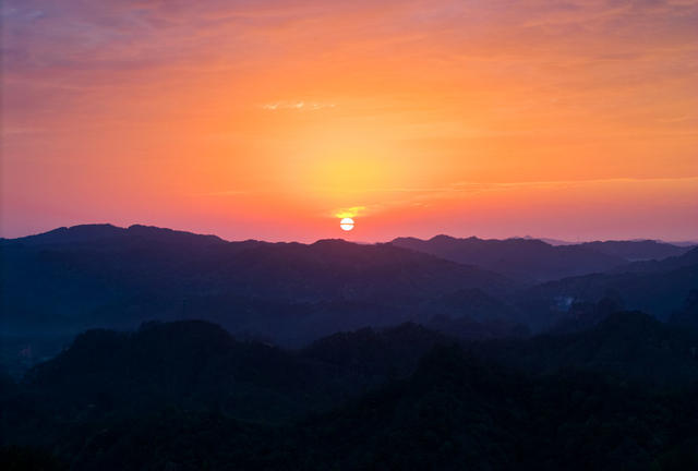日出 山脉 剪影 霞光 天空 破晓 自然风光 群山 唯美 壮丽 山峦 光线 云彩 探险 旅行 户外 景色 朝阳 山景 黎明 日落 高山 自然 风景 环境 地形 云霞 远山