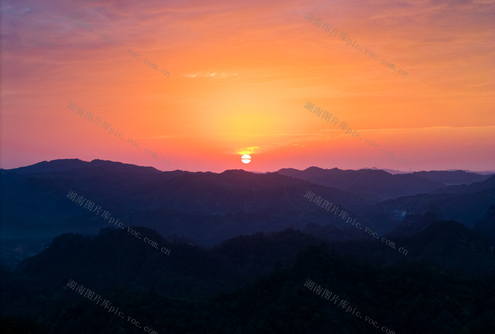 日出 山脉 剪影 霞光 天空 破晓 自然风光 群山 唯美 壮丽 山峦 光线 云彩 探险 旅行 户外 景色 朝阳 山景 黎明 日落 高山 自然 风景 环境 地形 云霞 远山