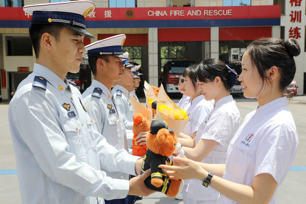 “5.12”全国防灾减灾日 国际护士节 消防小哥哥 护士小姐姐 赠送鲜花 消防小熊