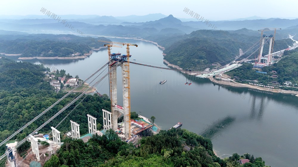 特大桥  交通建设  悬索桥  高速公路  公路建设