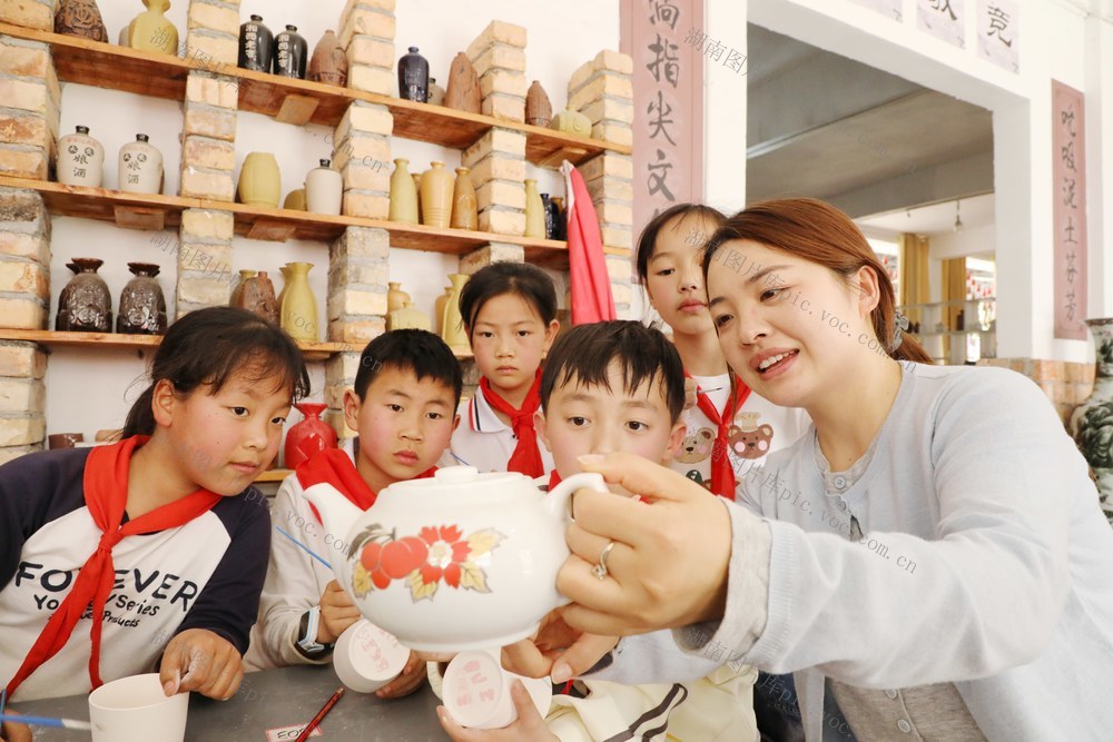 体验陶艺彩绘     传承民族文化