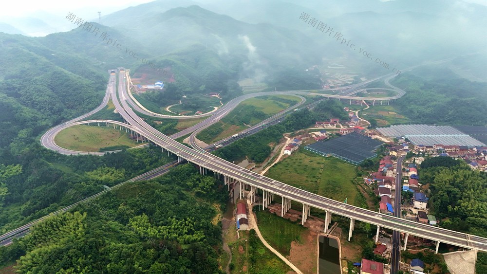 高速公路  交通建设  区域经济  公路  西部开发
