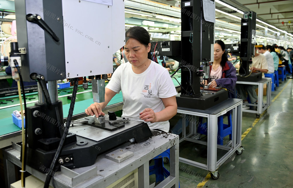 民营  企业  民营经济 科技创新 转型升级 传统产业 订单 潜力 发展 电子 工人