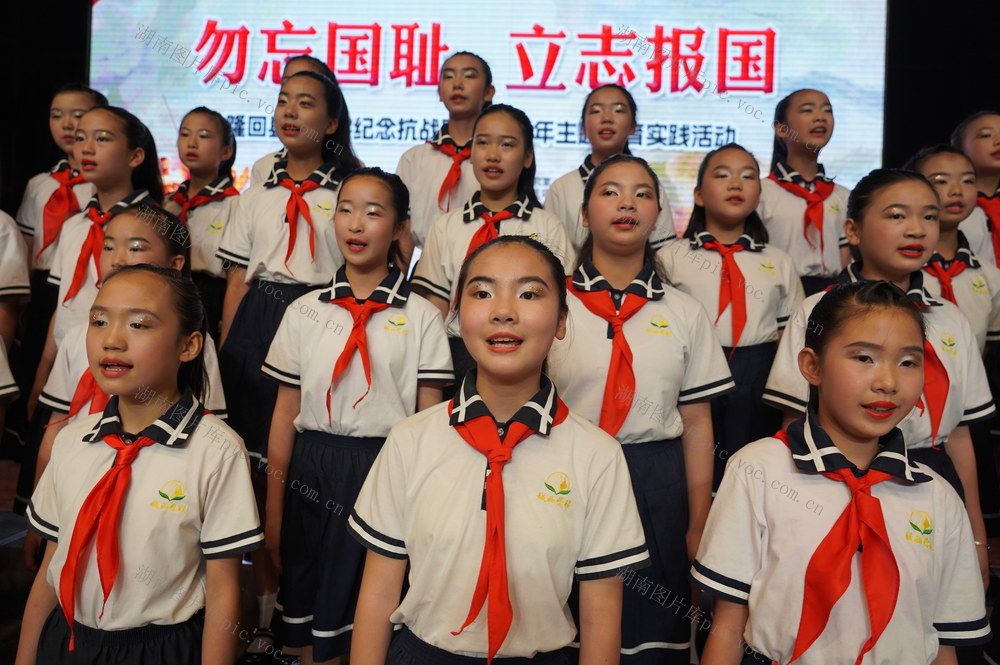 5月17日，湖南省隆回县小学生在参加红色歌曲合唱赛。当天，该县“勿忘国耻 立志报国”主题教育实践活动在各中小学校拉开帷幕，活动通过演讲、书画、征文、合唱等形式，全面推进爱国主义教育。