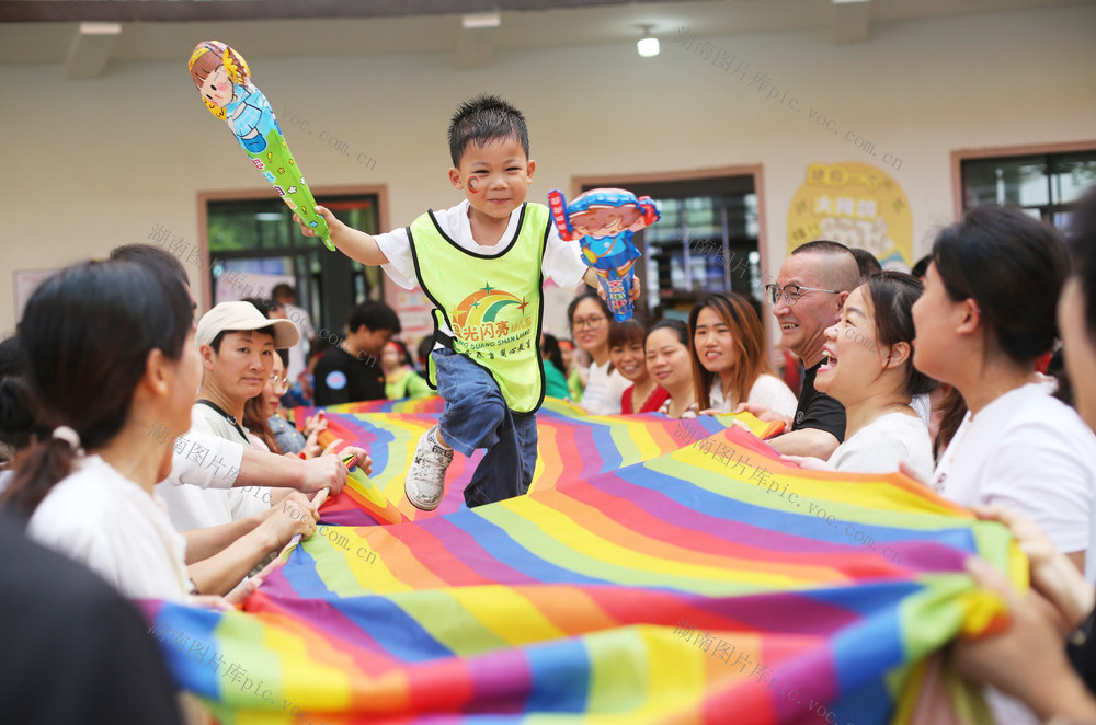湖南  郴州市  苏仙区  幼儿园   
 悦动越专注  亲子  闯关  品格运动会  亲子游戏  家长  孩子 
 彩虹通道  趣味与挑战  亲子关系   黄建华