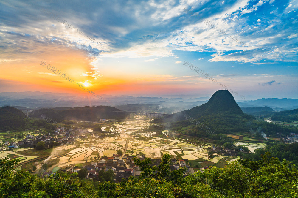 农耕时节  夕照尖山田陌   乡村大美如画