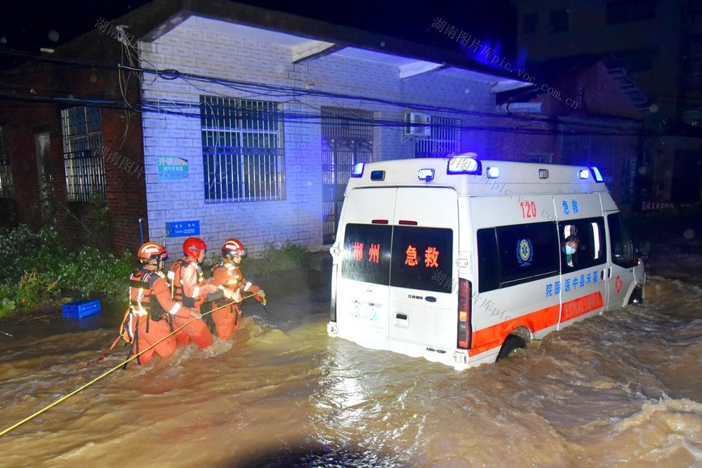 暴雨 救援 被困 晚上 强降雨 涉水 洪水 激流