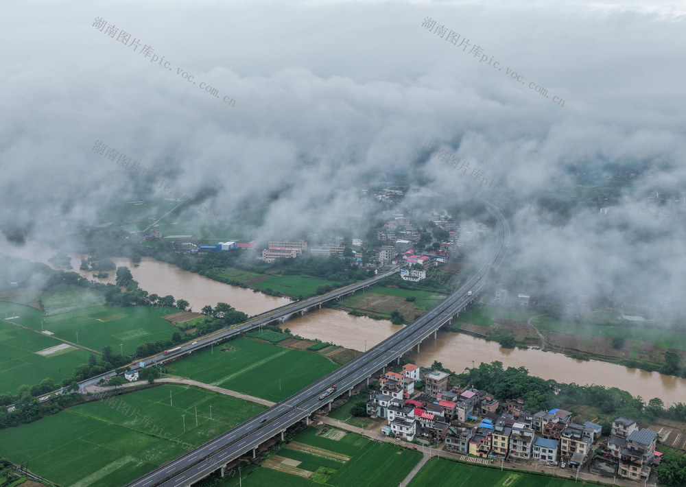 云雾环绕 
公路如画
道县