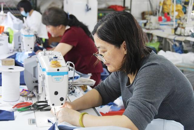 多措并举促进群众“家门口就业”