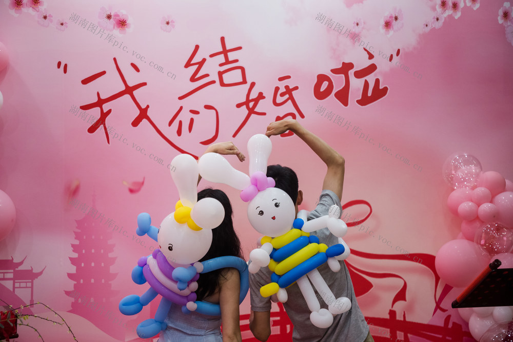 520  婚姻  领证  结婚  喜气洋洋  爱情  开心