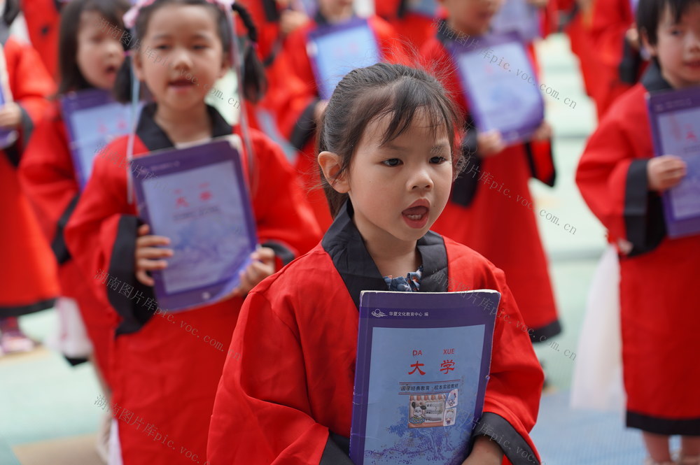 5月21日，湖南省隆回县明德幼儿园的孩子们在诵读《论语》。该幼儿园把《大学》《论语》等国学经典作为启蒙教学内容，让孩子们从小学习、传承中华优秀传统文化。