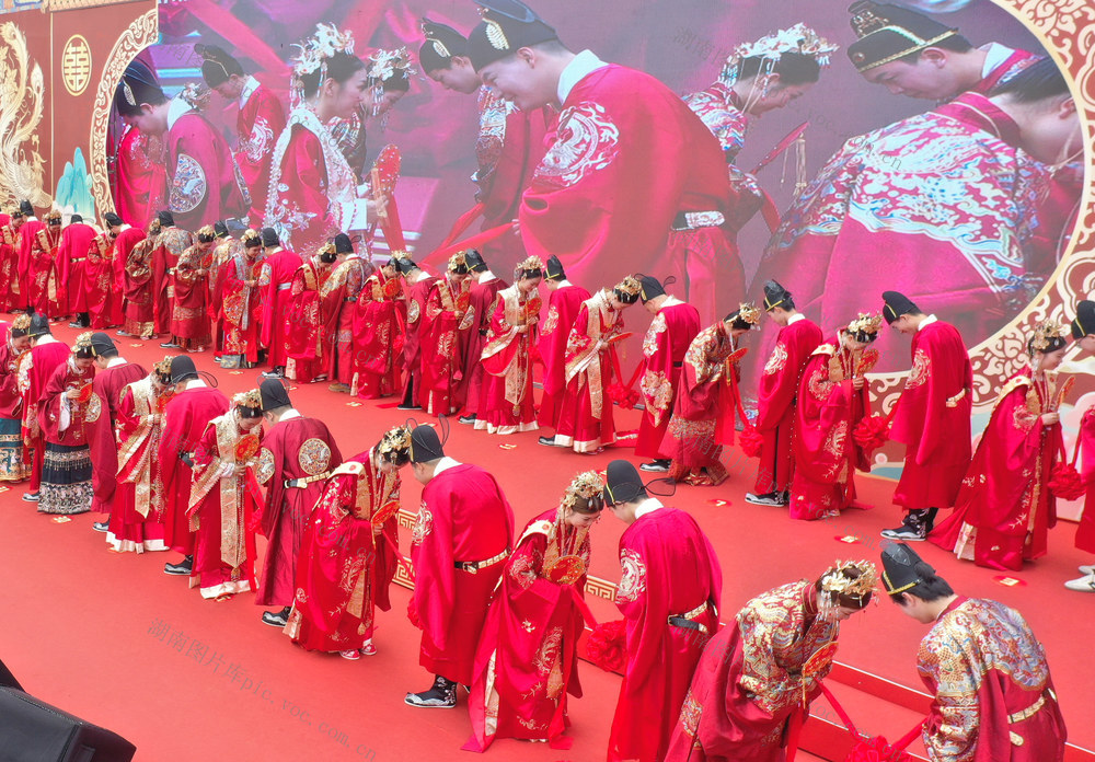 宁远：集体婚礼树新风