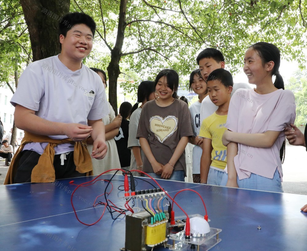  科普进校园     点亮科技梦