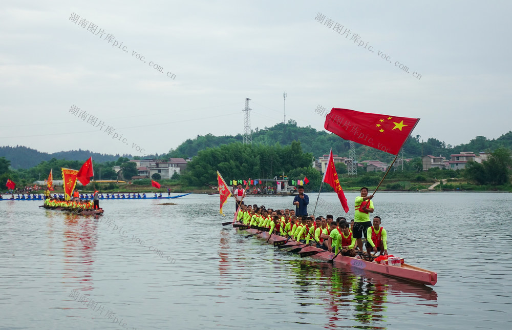 龙舟游江迎端午