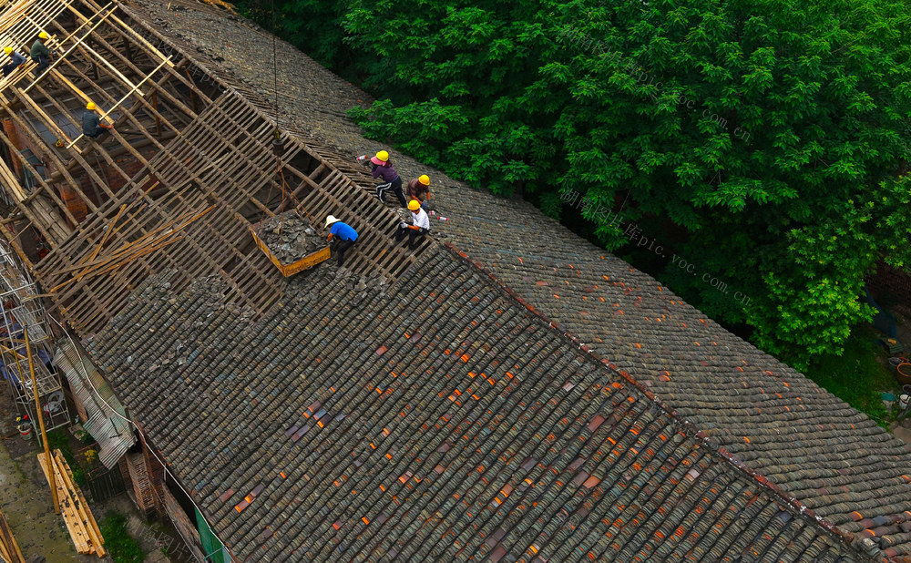 捡瓦 修缮  房屋  雨季  工匠