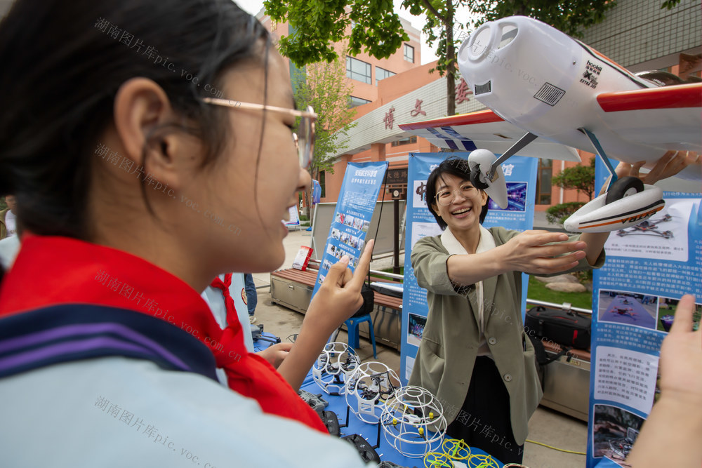 科普 学生 学校 校园 甲骨文 科技局 飞行器 遥控器 飞机模型 文创产品 科普活动周 航空科普馆