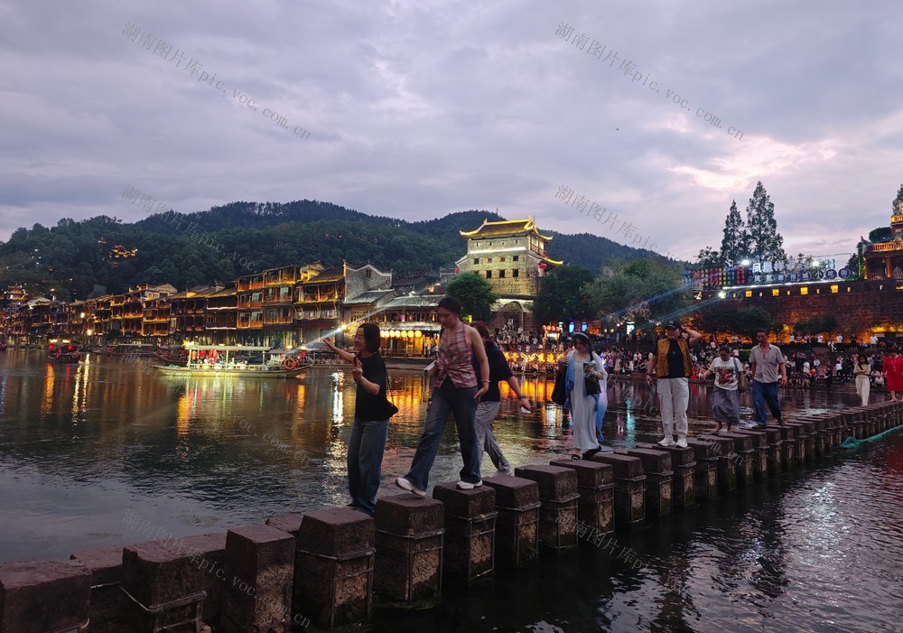 凤凰 古城 旅游  游客 逛古城 看美景 品民俗