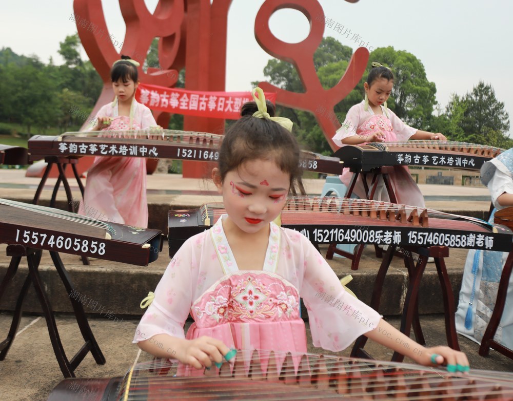 古筝 奏响 孝韵  点亮 周末时光