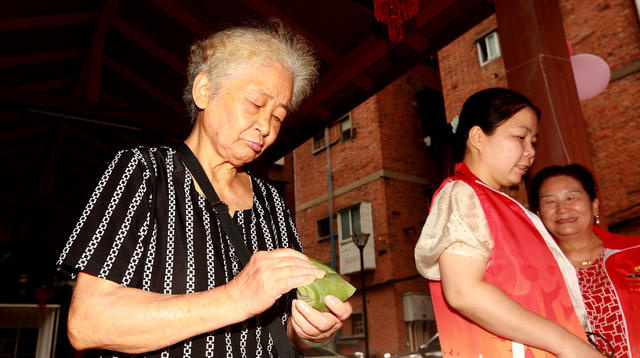 包粽子送老人