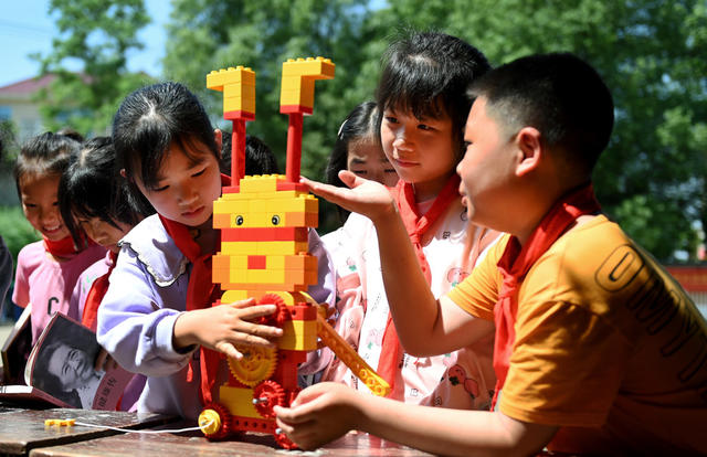 科普 科技 机器人 科技作品  学校 科普进校园  志愿者 学生 知识