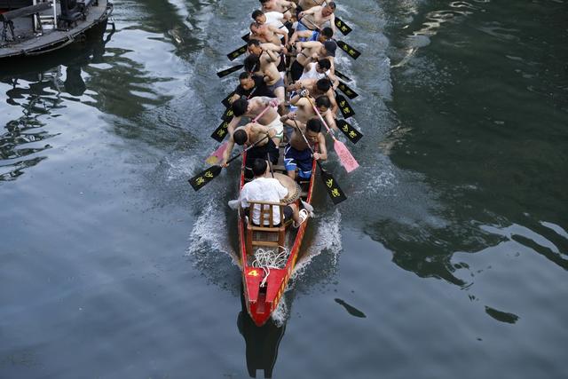 凤凰古城  沱江 沙湾河段  水花飞扬 龙舟队  练兵  备战龙舟赛  端午节  