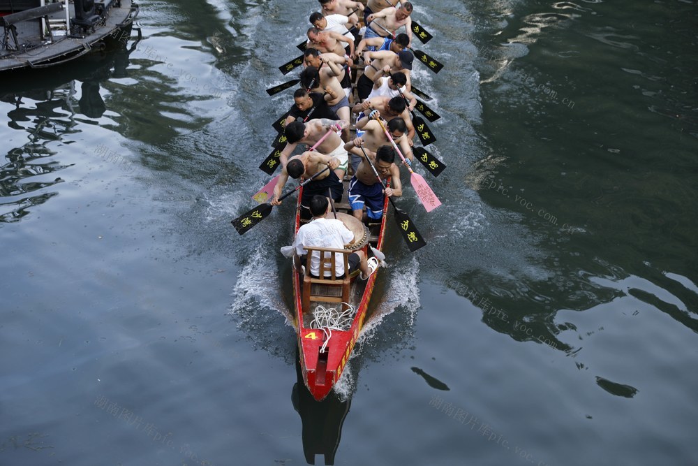 凤凰古城  沱江 沙湾河段  水花飞扬 龙舟队  练兵  备战龙舟赛  端午节  