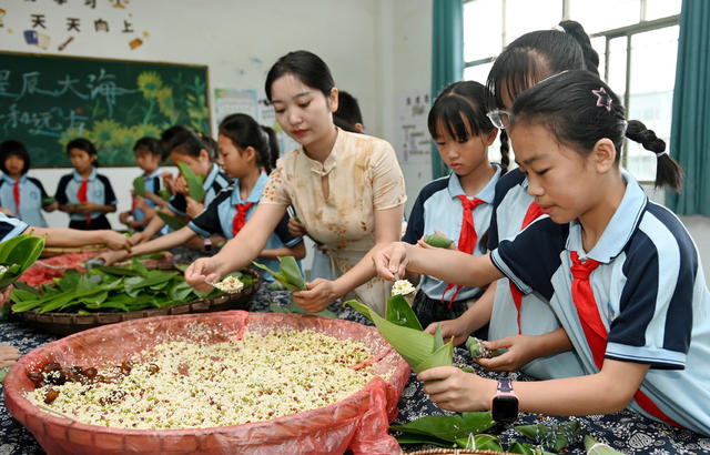 端午节 包粽子 劳动 实践 传统习俗 传统文化 学校 学生  学习