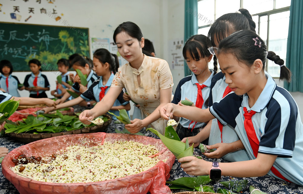 端午节 包粽子 劳动 实践 传统习俗 传统文化 学校 学生  学习