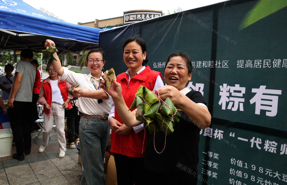 园区里一场有趣的包粽子比赛